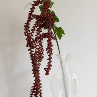 Oppdag Objects Bloom sine kunstige blomster. 3D printet med fokus på bærekraftige materialer. Nydelig og naturtro Rød Amaranthus 68cm