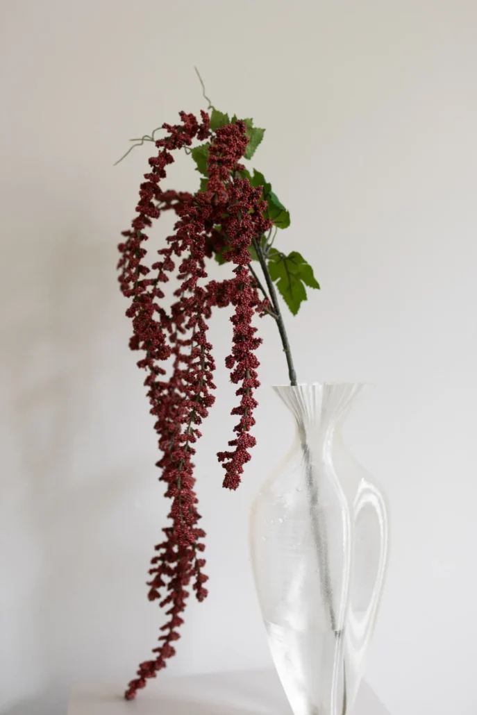 Oppdag Objects Bloom sine kunstige blomster. 3D printet med fokus på bærekraftige materialer. Nydelig og naturtro Rød Amaranthus 68cm