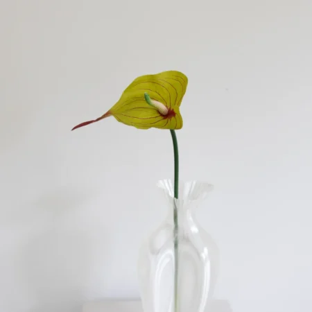 Oppdag Objects Bloom sine kunstige blomster. 3D printet med fokus på bærekraftige materialer. Nydelig og naturtro grønn/rød Anthurium 50cm