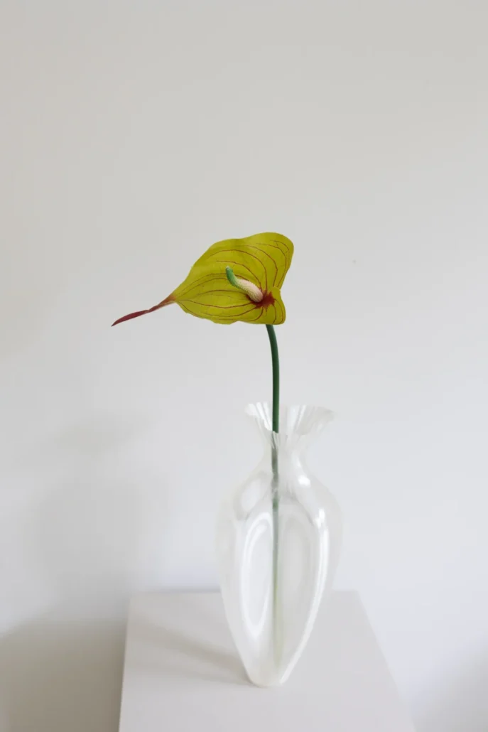 Oppdag Objects Bloom sine kunstige blomster. 3D printet med fokus på bærekraftige materialer. Nydelig og naturtro grønn/rød Anthurium 50cm