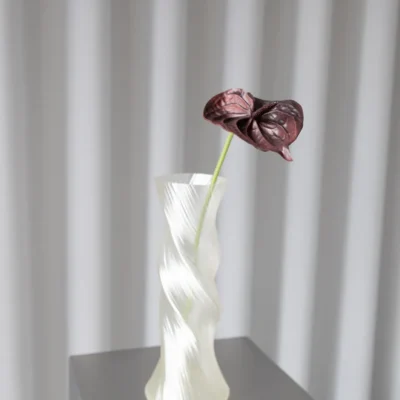 Oppdag Objects Bloom sine kunstige blomster. 3D printet med fokus på bærekraftige materialer. Nydelig og naturtro Rød Anthurium Bordeaux 57cm