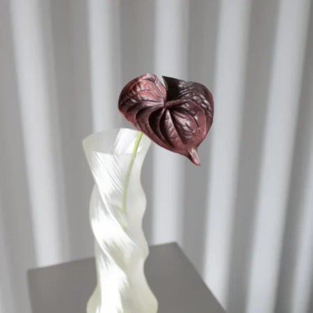 Oppdag Objects Bloom sine kunstige blomster. 3D printet med fokus på bærekraftige materialer. Nydelig og naturtro Rød Anthurium Bordeaux 57cm