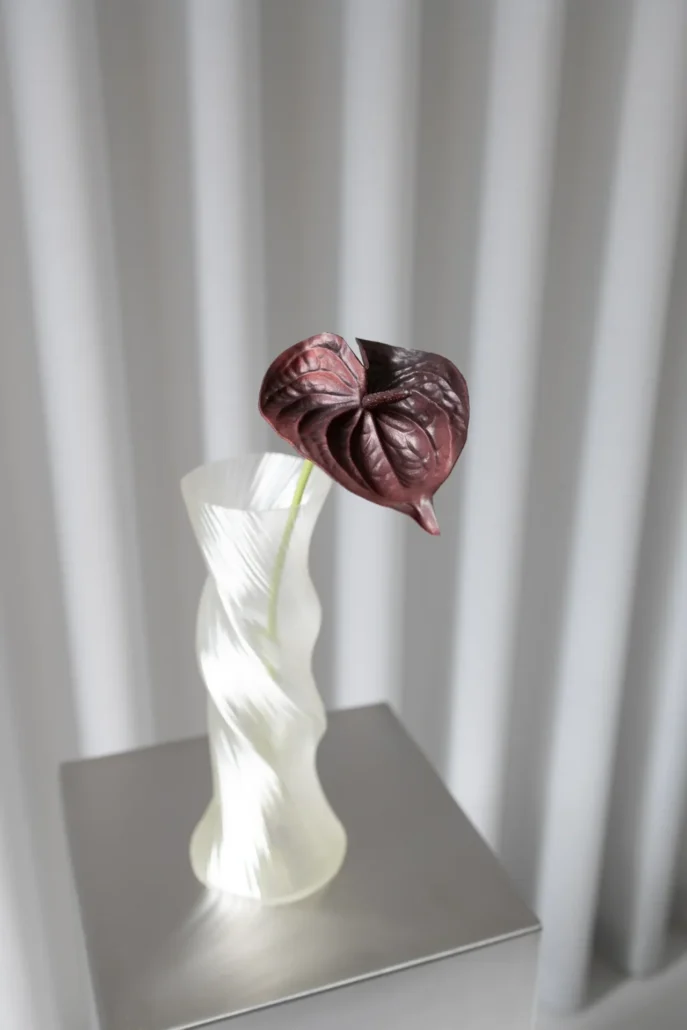Oppdag Objects Bloom sine kunstige blomster. 3D printet med fokus på bærekraftige materialer. Nydelig og naturtro Rød Anthurium Bordeaux 57cm