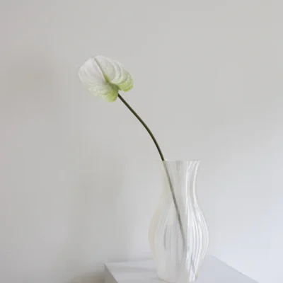 Oppdag Objects Bloom sine kunstige blomster. 3D printet med fokus på bærekraftige materialer. Nydelig og naturtro hvit Anthurium 67cm