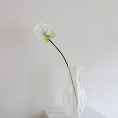 Oppdag Objects Bloom sine kunstige blomster. 3D printet med fokus på bærekraftige materialer. Nydelig og naturtro hvit Anthurium 67cm