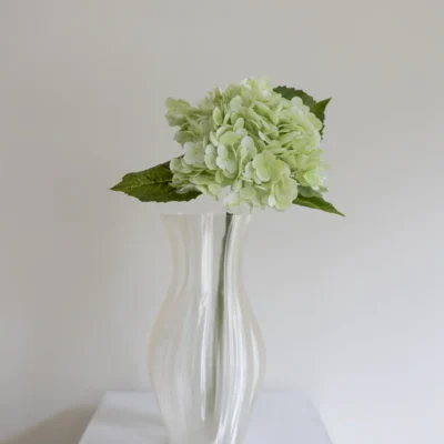 Oppdag Objects Bloom sine kunstige blomster. 3D printet med fokus på bærekraftige materialer. Nydelig og naturtro lys grønn Hortensia 51cm