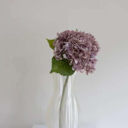 Oppdag Objects Bloom sine kunstige blomster. 3D printet med fokus på bærekraftige materialer. Nydelig og naturtro lys lilla Hortensia 51cm