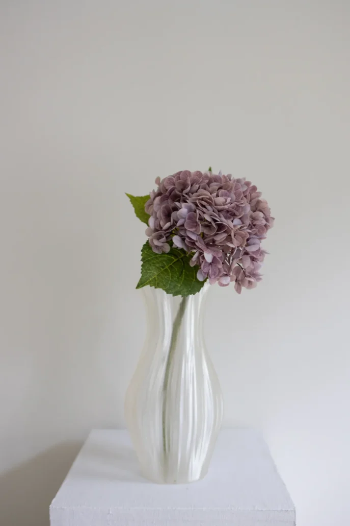 Oppdag Objects Bloom sine kunstige blomster. 3D printet med fokus på bærekraftige materialer. Nydelig og naturtro lys lilla Hortensia 51cm