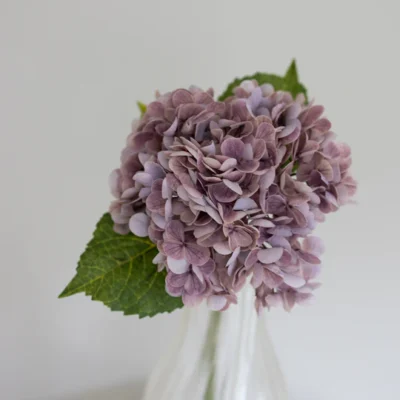 Oppdag Objects Bloom sine kunstige blomster. 3D printet med fokus på bærekraftige materialer. Nydelig og naturtro lys lilla Hortensia 51cm
