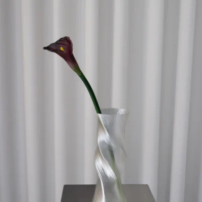 Oppdag Objects Bloom sine kunstige blomster. 3D printet med fokus på bærekraftige materialer. Nydelig og naturtro Rød Calla Lily Bordeaux 66cm