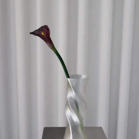 Oppdag Objects Bloom sine kunstige blomster. 3D printet med fokus på bærekraftige materialer. Nydelig og naturtro Rød Calla Lily Bordeaux 66cm
