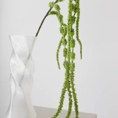 Oppdag Objects Bloom sine kunstige blomster. 3D printet med fokus på bærekraftige materialer. Nydelig og naturtro Amaranthus med 6 grener 54cm