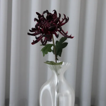Oppdag Objects Bloom sine kunstige blomster. 3D printet med fokus på bærekraftige materialer. Nydelig og naturtro rød Krysantemum Bordeaux 77cm