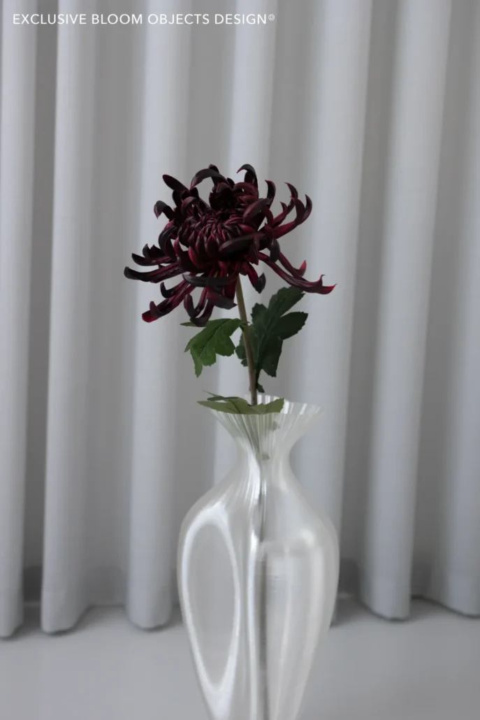 Oppdag Objects Bloom sine kunstige blomster. 3D printet med fokus på bærekraftige materialer. Nydelig og naturtro rød Krysantemum Bordeaux 77cm