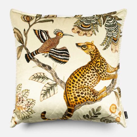 Luksuriøst putetrekk med afrikansk dyrelivsmotiv på myk fløyel. Perfekt for å tilføre stil og kunstnerisk preg til ditt hjem. Håndlaget Design