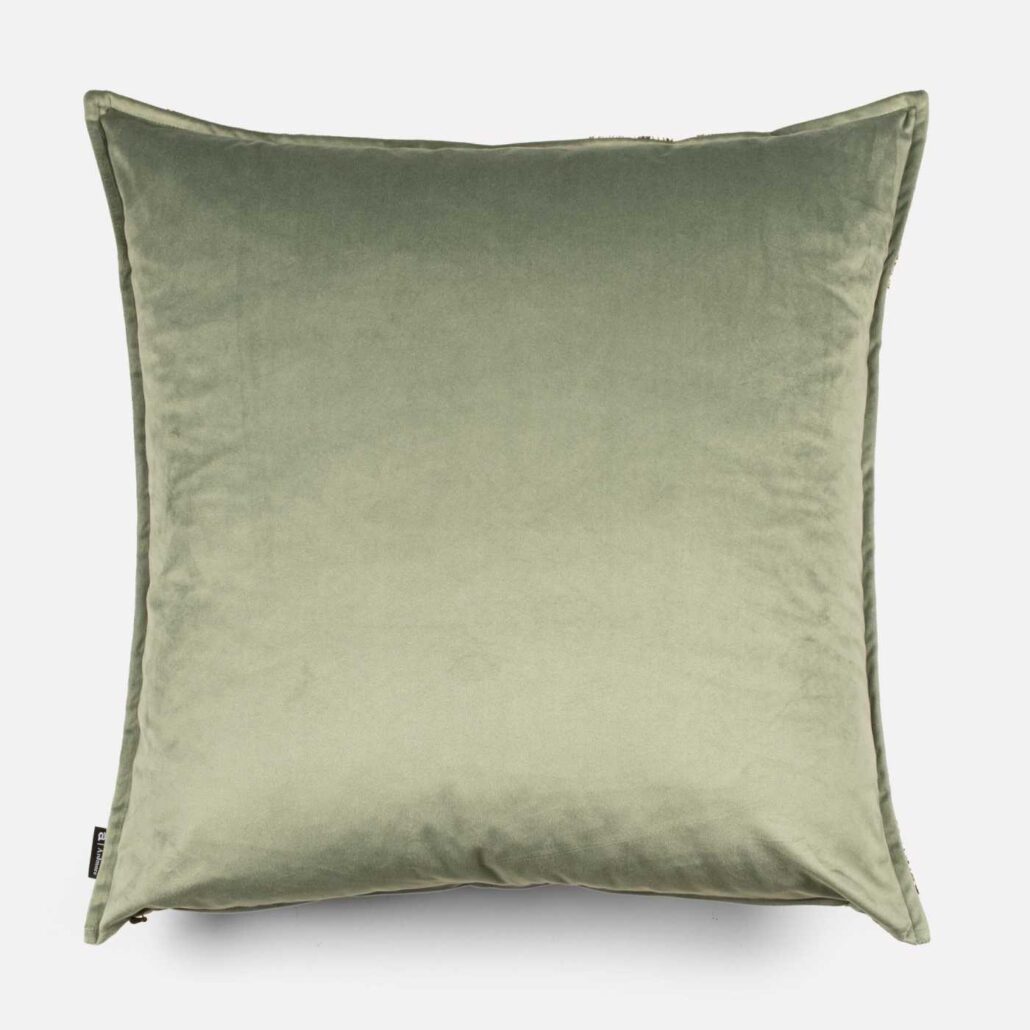 Luksuriøst putetrekk med afrikansk dyrelivsmotiv på myk fløyel. Perfekt for å tilføre stil og kunstnerisk preg til ditt hjem. Håndlaget Design