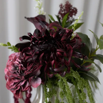 Oppdag Objects Bloom sine kunstige blomster. 3D printet med fokus på bærekraftige materialer. Nydelig og naturtro rød Krysantemum Bordeaux 77cm