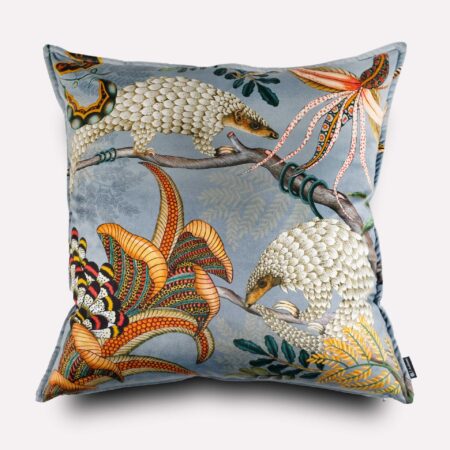 Luksuriøst håndlaget putetrekk med unik pangolin design på myk fløyel. Perfekt for å legge til kunst og bevaringsbudskap i ditt hjem.