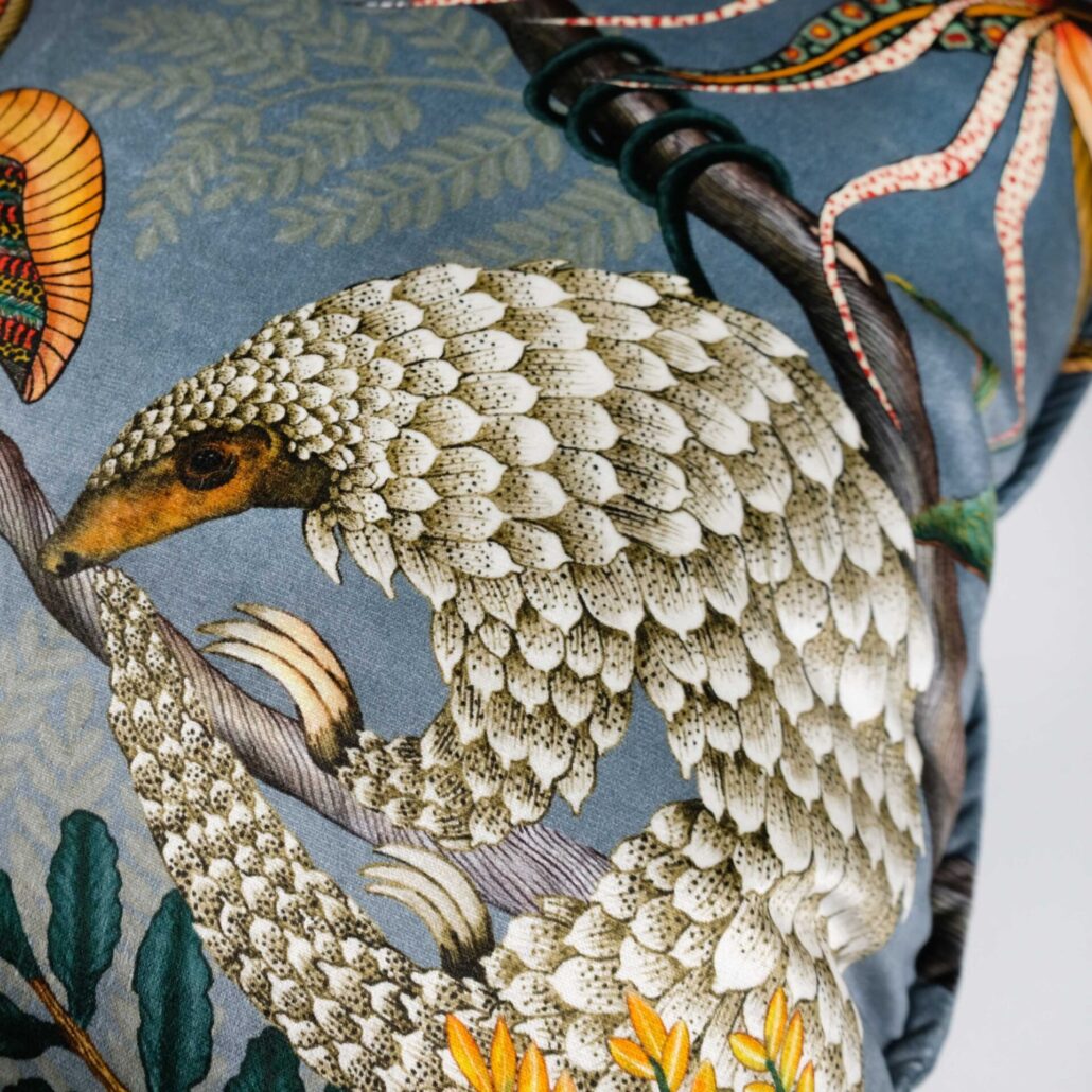 Luksuriøst håndlaget putetrekk med unik pangolin design på myk fløyel. Perfekt for å legge til kunst og bevaringsbudskap i ditt hjem.