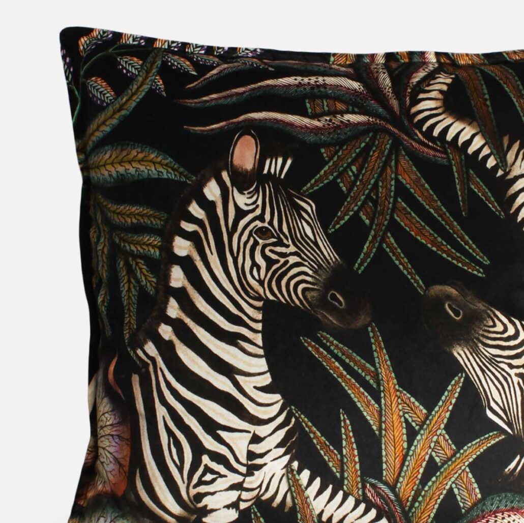 Luksuriøst putetrekk med elegante zebraer på myk fløyel, inspirert av afrikansk natur. Perfekt for å tilføre kunst og stil til ditt hjem. Håndlaget Design