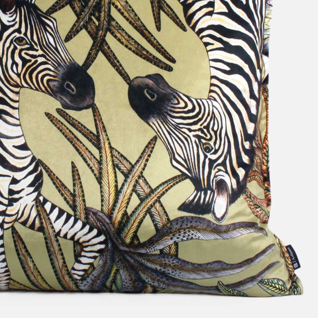 Luksuriøst putetrekk med elegante zebraer på myk fløyel, inspirert av afrikansk natur. Perfekt for å tilføre kunst og stil til ditt hjem.