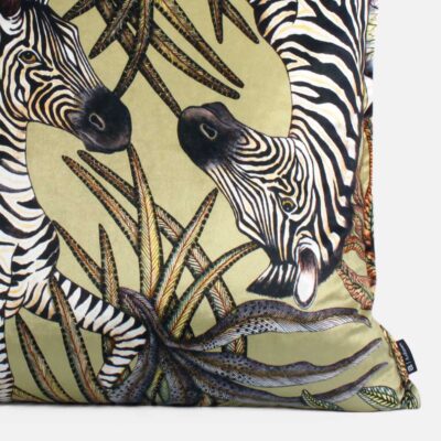 Luksuriøst putetrekk med elegante zebraer på myk fløyel, inspirert av afrikansk natur. Perfekt for å tilføre kunst og stil til ditt hjem.