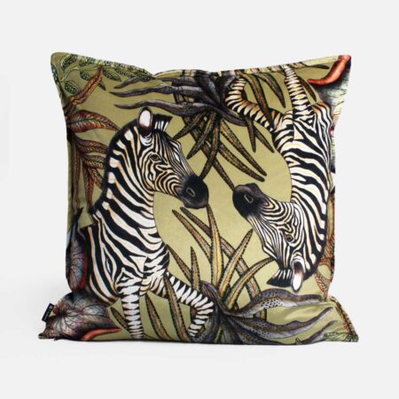 Luksuriøst putetrekk med elegante zebraer på myk fløyel, inspirert av afrikansk natur. Perfekt for å tilføre kunst og stil til ditt hjem.