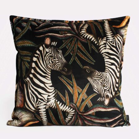 Luksuriøst putetrekk med elegante zebraer på myk fløyel, inspirert av afrikansk natur. Perfekt for å tilføre kunst og stil til ditt hjem. Håndlaget Design