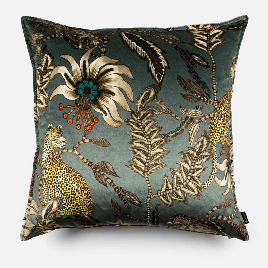 Luksuriøst fløyelputetrekk med blomster- og bladmønstre på en grå bakgrunn, perfekt for å tilføre kunstnerisk eleganse til hjemmet ditt. Håndlaget design