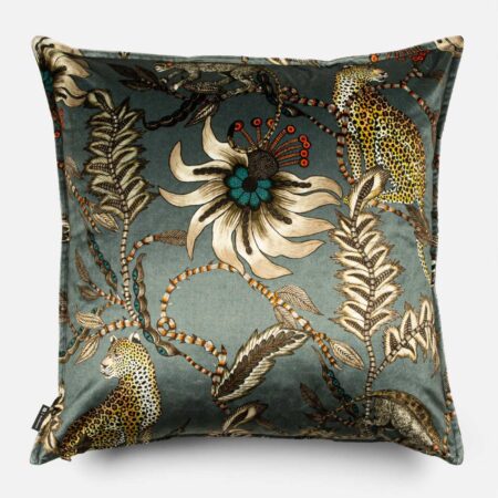 Luksuriøst fløyelputetrekk med blomster- og bladmønstre på en grå bakgrunn, perfekt for å tilføre kunstnerisk eleganse til hjemmet ditt. Håndlaget design