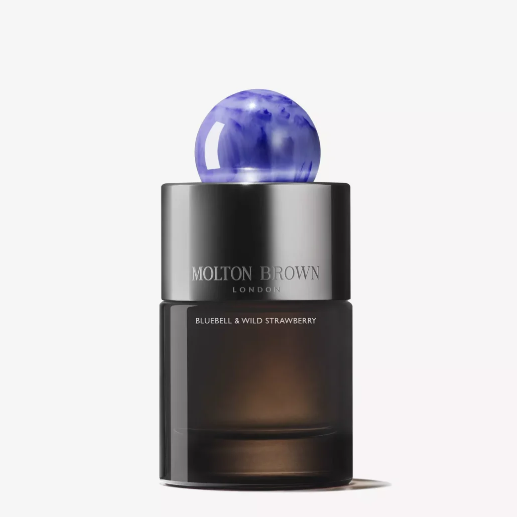 Bluebell & Wild Strawberry Eau de Parfum – en frisk, blomster-fruktig duft med ville jordbær, blåklokke og fiolblader. Perfekt for våren, med en energigivende og jordnær avslutning.