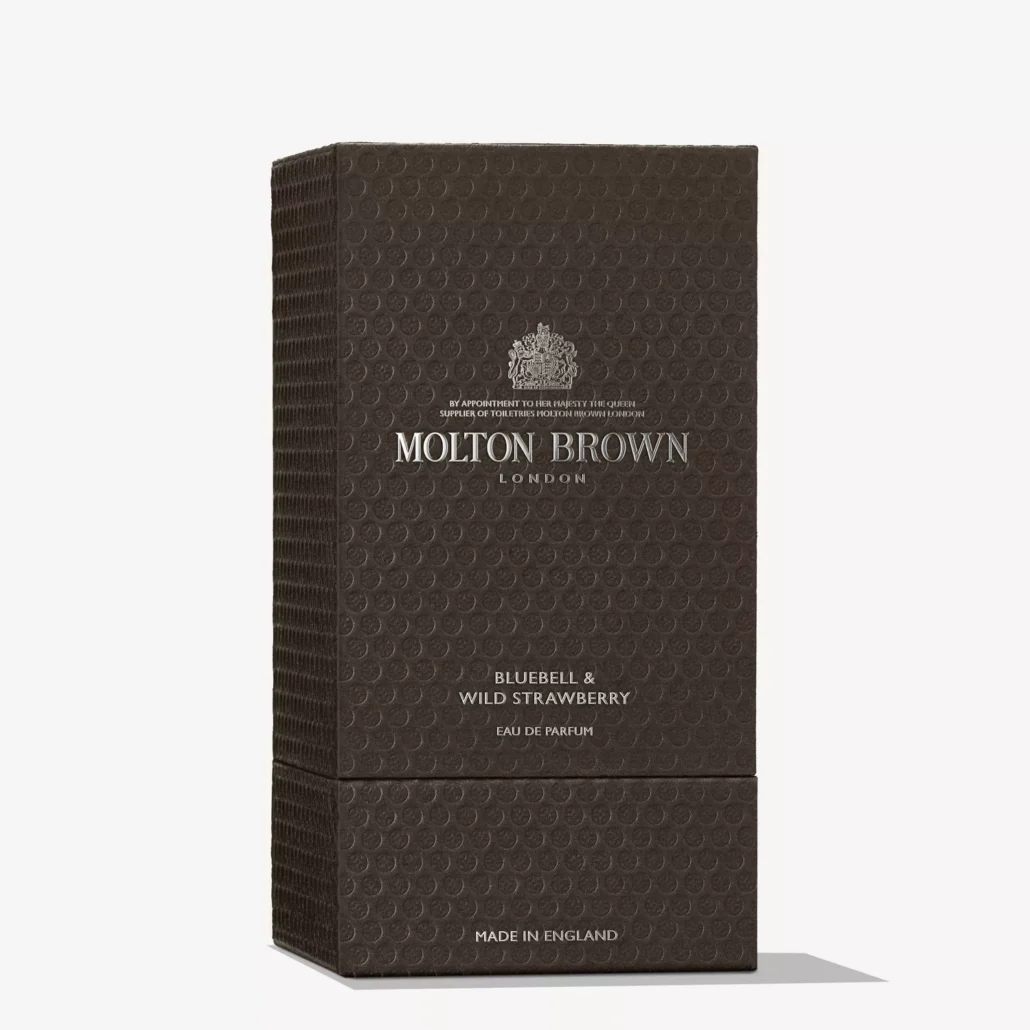 Bluebell & Wild Strawberry Eau de Parfum – en frisk, blomster-fruktig duft med ville jordbær, blåklokke og fiolblader. Perfekt for våren, med en energigivende og jordnær avslutning.