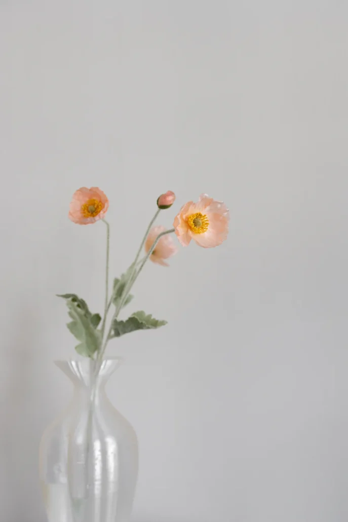 Nydelig kunstig blomst. Fersken farget valmue. blomsten er 60cm i høyde. Laget med tanke på bærekraft og miljø