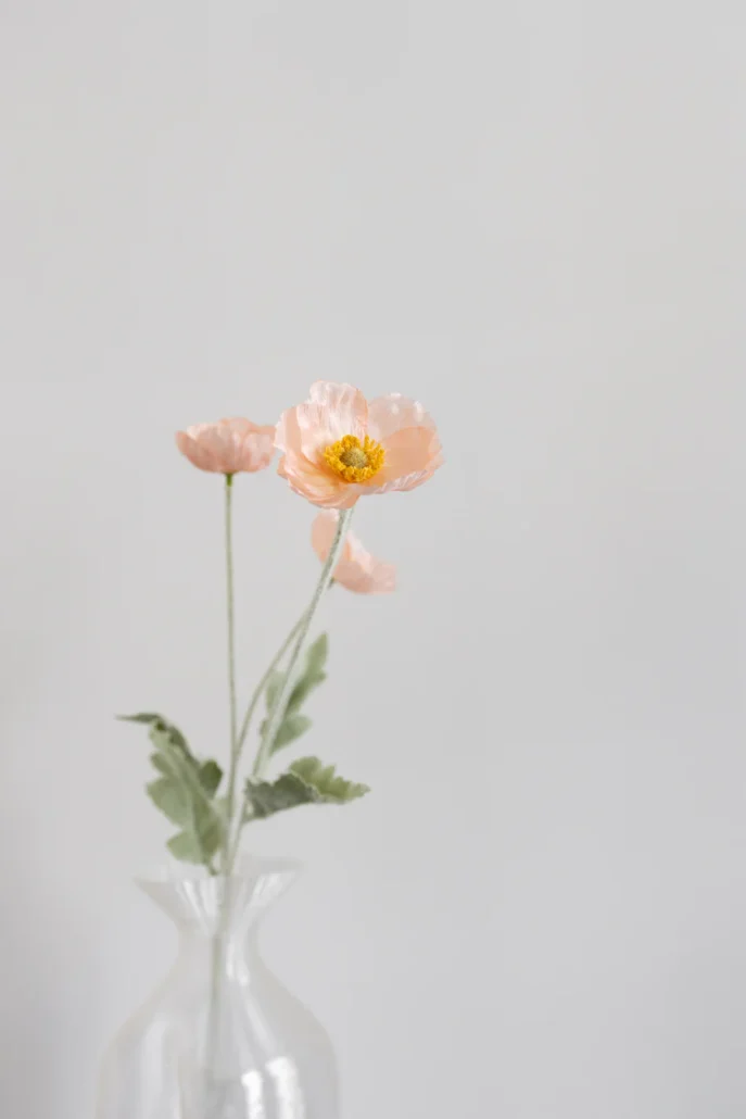 Nydelig kunstig blomst. Fersken farget valmue. blomsten er 60cm i høyde. Laget med tanke på bærekraft og miljø