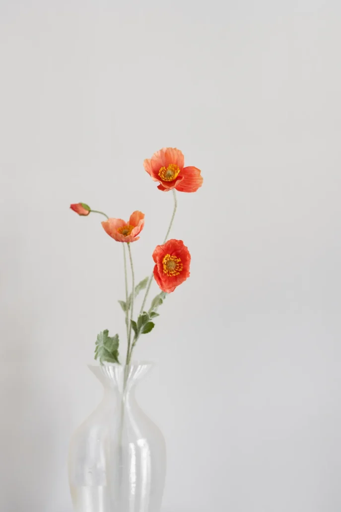 Oppdag Objects Bloom sine kunstige blomster. 3D printet med fokus på bærekraftige materialer. Nydelig og naturtro Rød Valmue 60cm