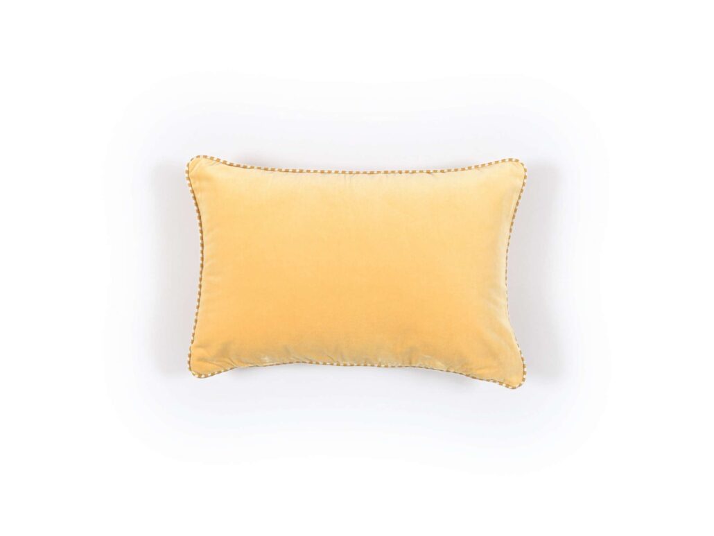 Nydelig gul pute fra Elitis. Kommer med brodert kant.
