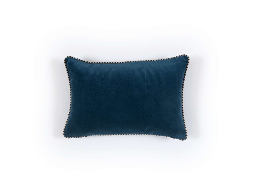 Eksklusiv pyntepute fra Elitis. Puten har broderte kanter og kommer i en nydelig blå farge