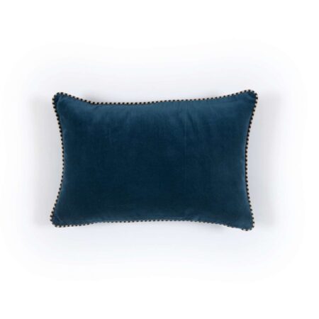 Eksklusiv pyntepute fra Elitis. Puten har broderte kanter og kommer i en nydelig blå farge