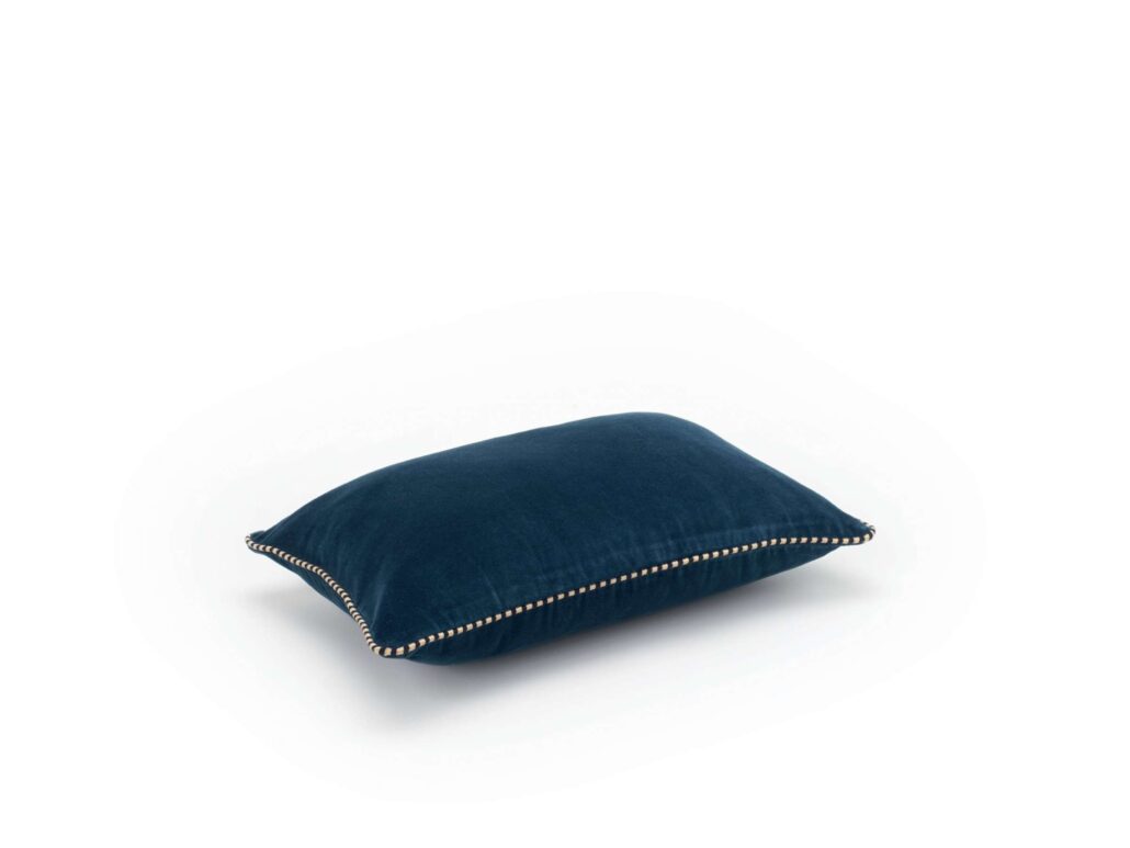 Flott pyntepute til lukseriøse hjem. Kommer med broderte kanter, i fløyel og en flott blå farge.