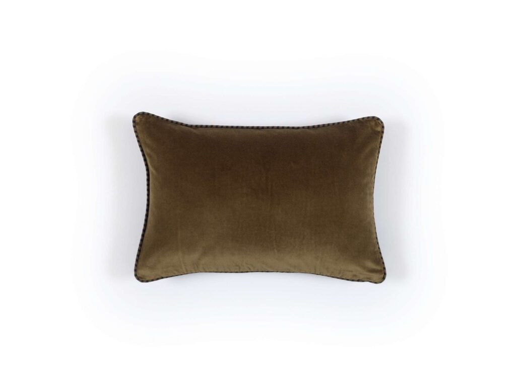 Elegant og tøff pyntepute fra Elitis. I en flott militærgrønn farge og med broderte kanter