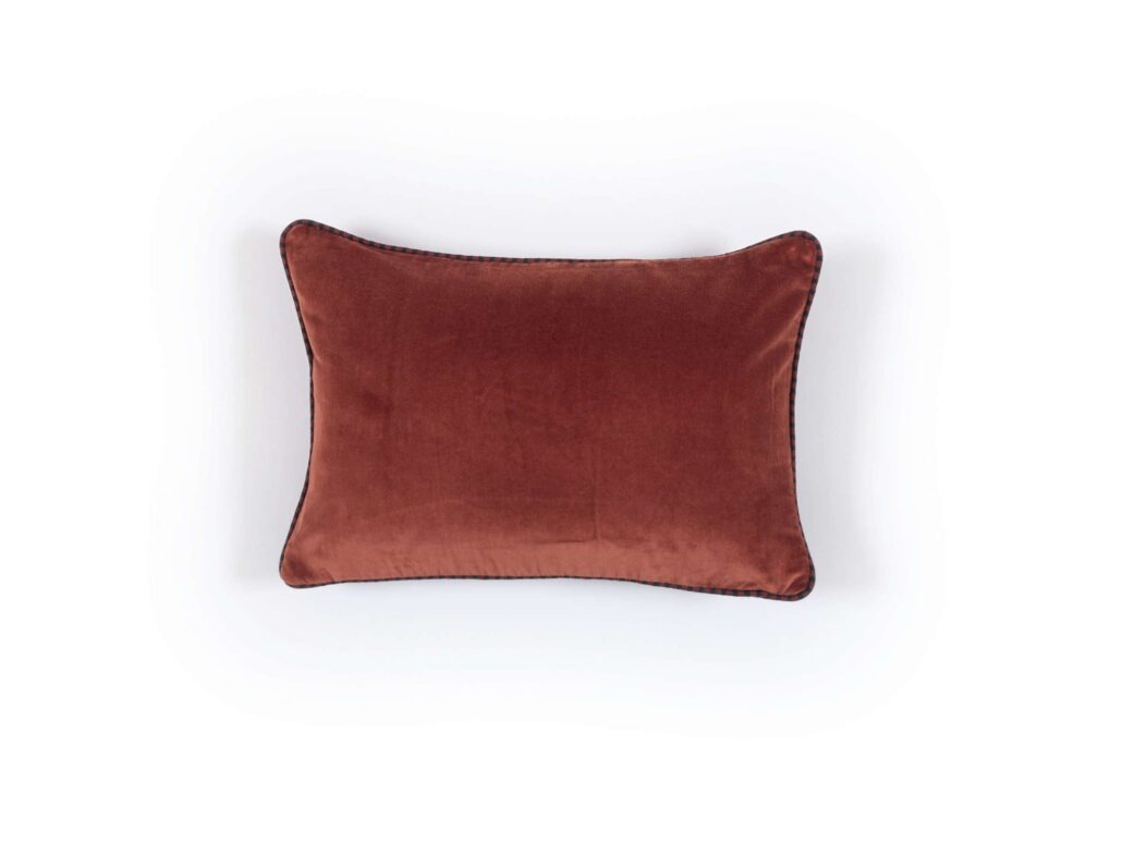Lukseriøs pyntepute fra Elitis i flott Terracotta farge med broderte kanter