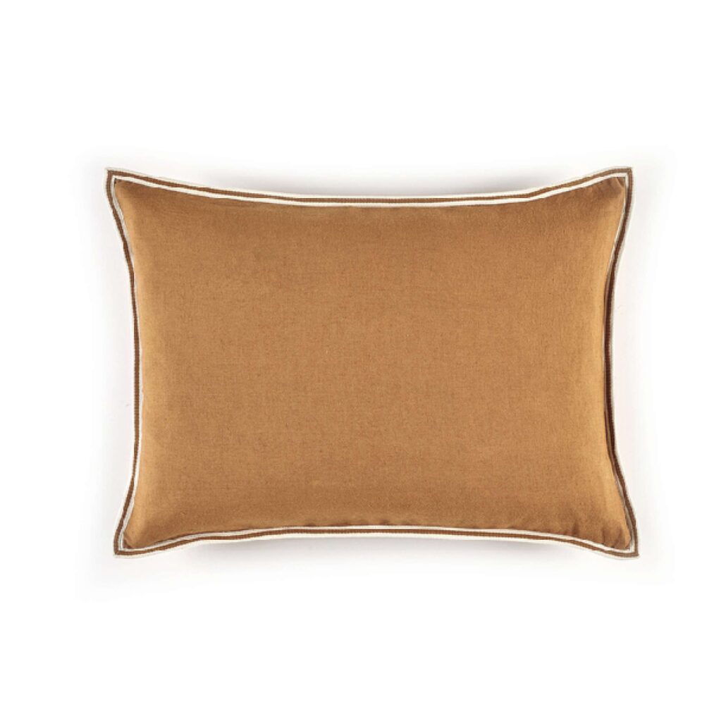 Mykt, bronse putetrekk (40x55 cm) i en behagelig blanding av lin og viskose. Gir en lett og elegant stil til sofa, seng eller stol. Enkel ensfarget design.