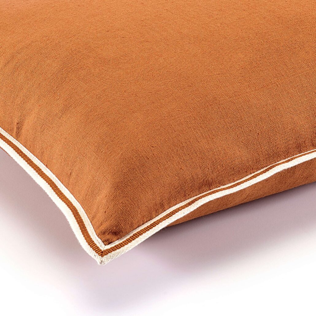 Mykt, bronse putetrekk (40x55 cm) i en behagelig blanding av lin og viskose. Gir en lett og elegant stil til sofa, seng eller stol. Enkel ensfarget design.