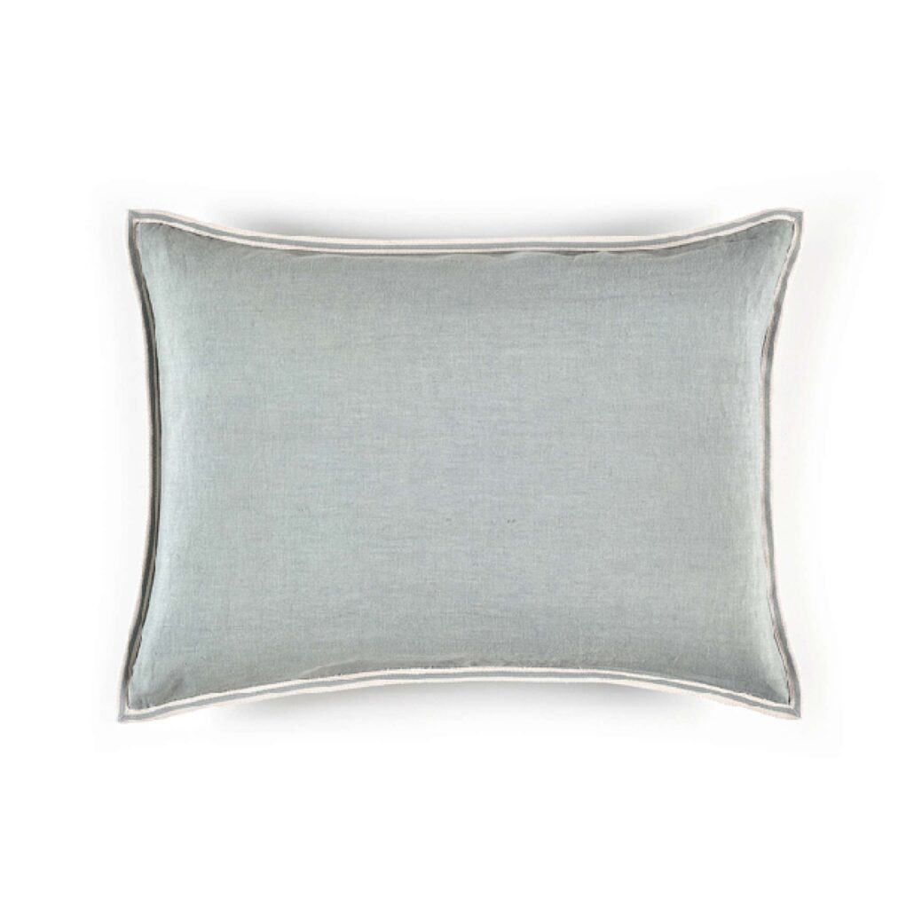 Mykt, lyseblå putetrekk (40x55 cm) i en behagelig blanding av lin og viskose. Gir en lett og elegant stil til sofa, seng eller stol. Enkel ensfarget design.