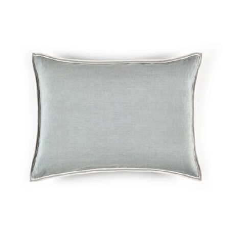 Mykt, lyseblå putetrekk (40x55 cm) i en behagelig blanding av lin og viskose. Gir en lett og elegant stil til sofa, seng eller stol. Enkel ensfarget design.